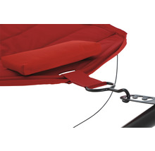 Detailansicht einer roten Hängematte mit Kopfkissen und Aufhängung