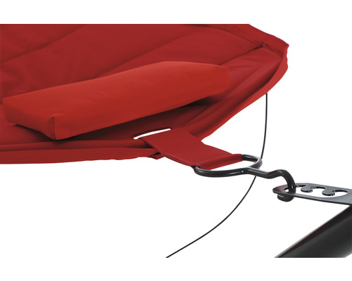 Detailansicht einer roten Hängematte mit Kopfkissen und Aufhängung