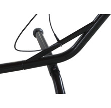 Detailansicht von einem Metallrahmen mit Führungskabel