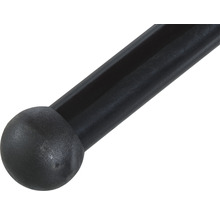 Detailaufnahme eines schwarzen Metallpfostens mit Kugelende