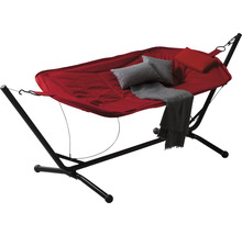 Freistehende rote Hängematte mit Kissen und Decke