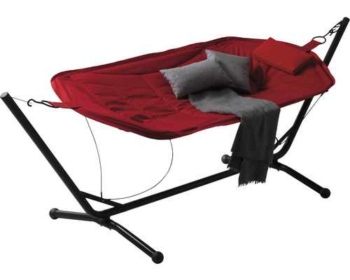 Freistehende rote Hängematte mit Kissen und Decke