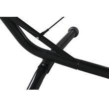 Detailansicht eines schwarzen Hängemattengestells aus Metall.