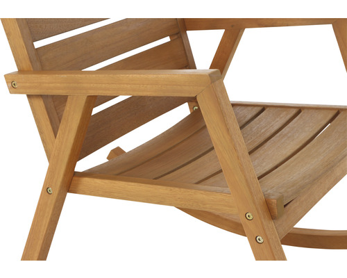 Detailansicht eines Holzgartenstuhls mit Armlehnen und Schrauben