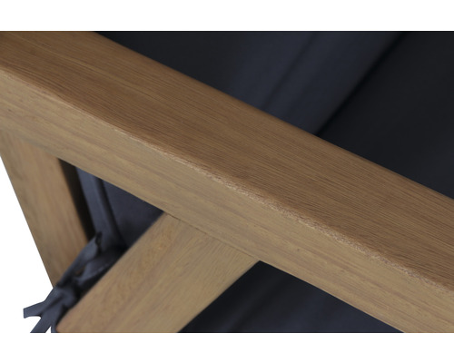 Detailansicht eines Holzgartenmöbels mit Polster