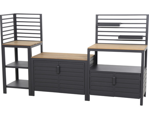 Gartenküche mit Arbeitsfläche, Regalen und Schränken aus Metall und Holz