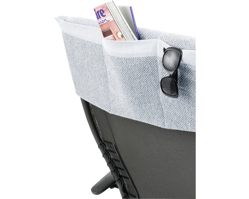 Detailansicht einer Sitzgelegenheit mit aufgesetzter Tasche für Zeitschriften und einer Brille