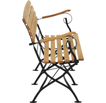 Zwei klappbare Holzgartenstühle mit Armlehnen