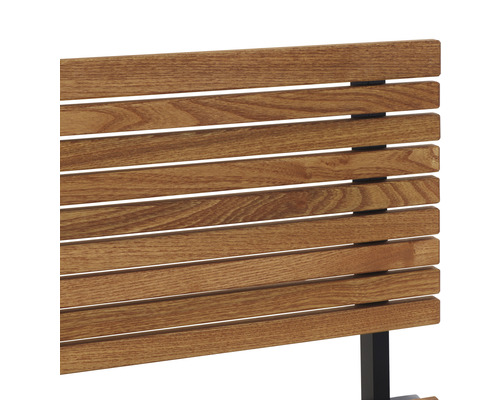 Detailansicht einer Gartenbank mit Holzlatten