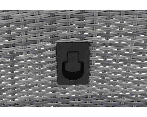 Detailansicht eines grauen Rattanmöbels mit einem schwarzen Griff.