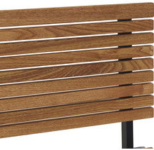 Detailansicht einer Gartenbank aus Holz mit Metallrahmen.
