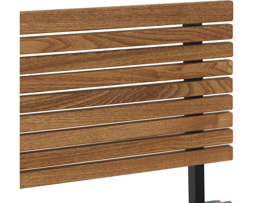 Detailansicht einer Gartenbank aus Holz mit Metallrahmen.