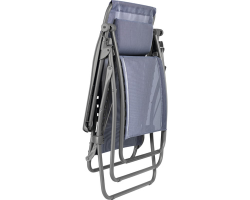 Zusammengeklappter Relaxsessel mit Stahlrahmen und Textilbespannung