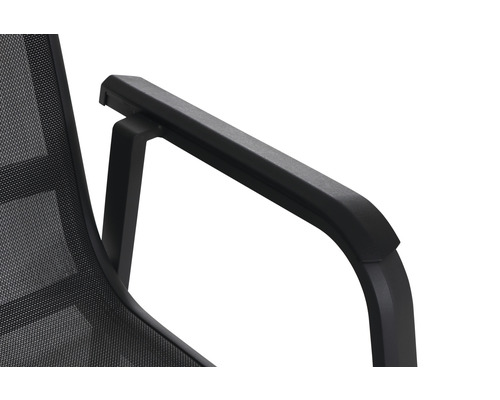 Detailansicht einer schwarzen Armlehne eines Stuhls