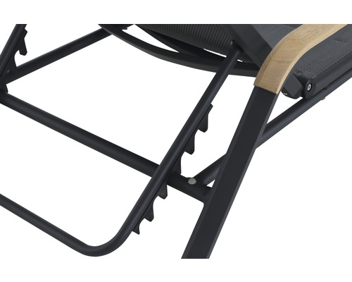 Detailansicht eines Gartenstuhls mit Metallgestell und verstellbarer Rückenlehne.