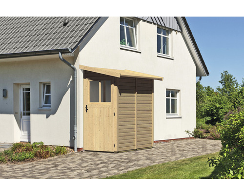 Holzschrank mit Vordach vor einem Haus