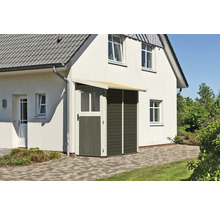 Geräteschuppen aus Holz mit Vordach an einem Haus