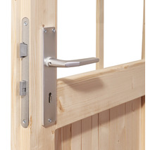 Detailansicht einer Holztür mit Metallbeschlägen und Türklinke