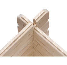 Detailaufnahme eines Eckbereichs eines Blockbohlenhauses aus Holz