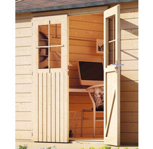 Holzgartenhaus mit geöffneten Doppeltüren und Fenstern