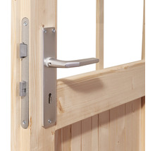 Detailansicht einer Holztür mit Schloss und Türgriff