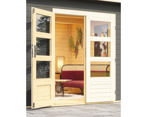 Offene Holztür zu einem Gartenhaus mit Sitzbereich