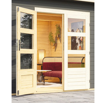 Offene Holztür zu einem Gartenhaus mit Sofa, Tisch und Dekoration