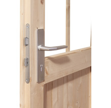 Detailansicht einer Holztür mit Metallbeschlägen und Griff