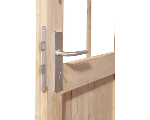 Detailansicht einer Holztür mit Metallbeschlägen und Griff