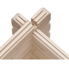 Detailaufnahme einer Ecke eines Blockbohlenhauses aus Holz