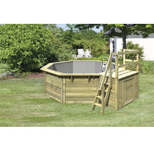 Achteckiger Holzpool mit Leiter im Garten.