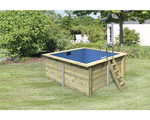 Holzpool mit Leiter im Garten