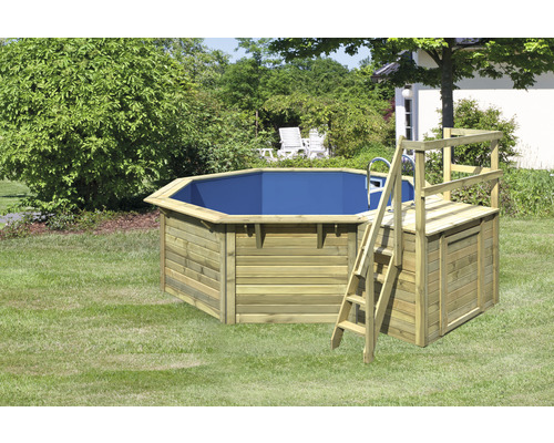 Achteckiger Holzpool mit Leiter im Garten