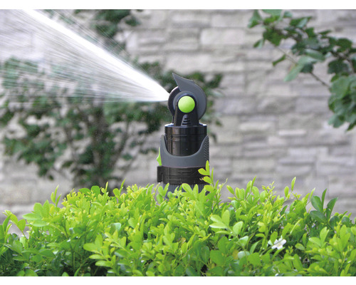 Gartensprenger bei der Bewässerung von Pflanzen