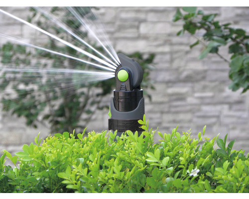 Gartensprenger bewässert Rasenfläche