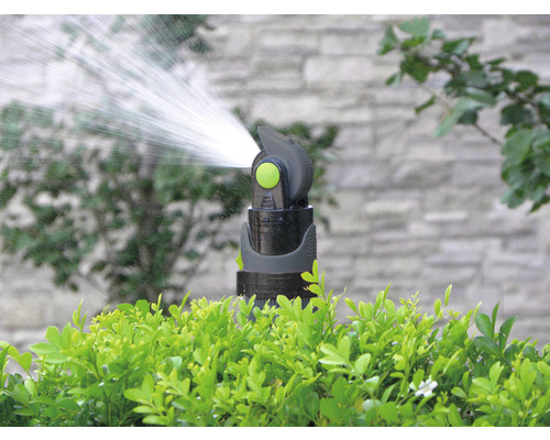 Bewässerungsanlage im Garten mit Wassersprinkler in Betrieb