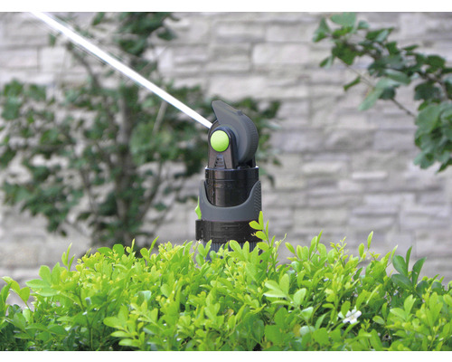 Gartensprinkler beim Bewässern von Pflanzen