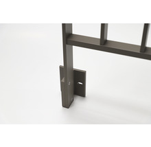 Detailansicht eines braunen Zaunelements mit Pfostenbefestigung