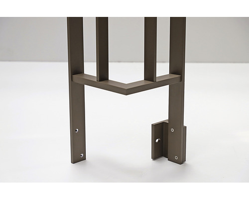 Metallzaunpfosten mit Montagevorrichtung