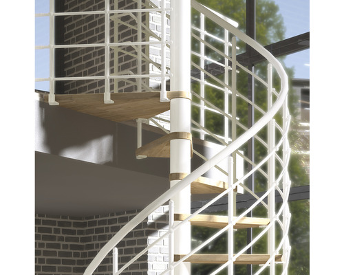 Wendeltreppe mit Holzstufen und weißem Metallgeländer vor einer Ziegelwand