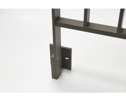 Detailaufnahme eines Metallzaunpfostens mit Befestigung