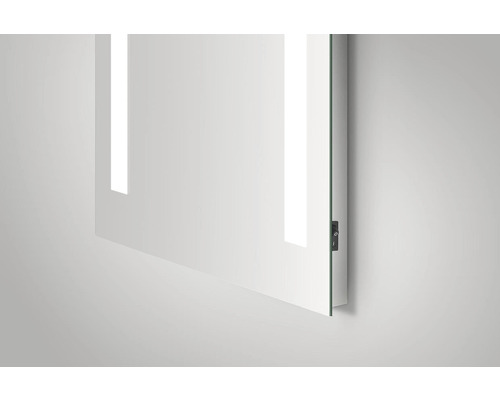 Detailansicht eines Spiegels mit Beleuchtung und Schalter