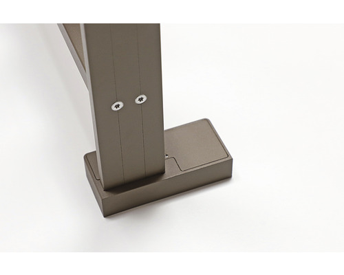 Detailansicht eines Metallpfostens mit Schrauben und Montagefuß