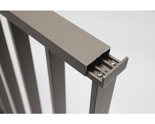 Detailaufnahme eines Geländers mit Aluminiumpfosten und Schrauben