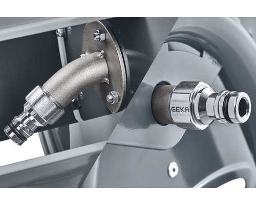 Zwei Gartenarmaturen mit GEKA Logo.