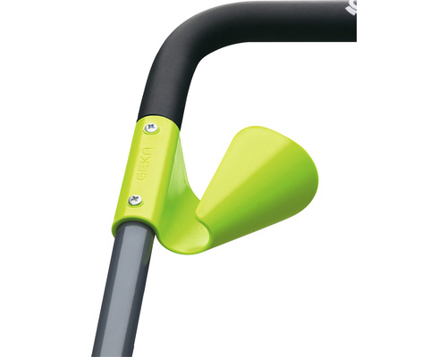 Detailaufnahme eines Gartengeräte-Griffs mit Halterung