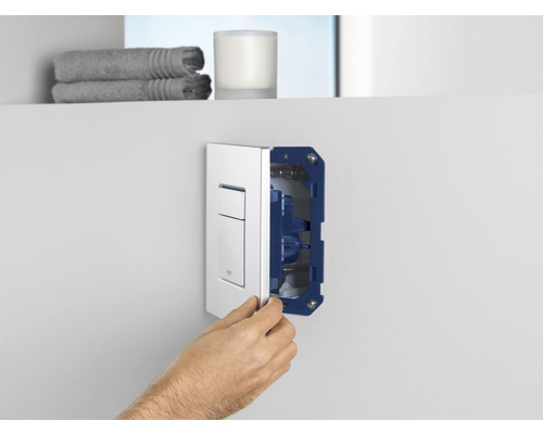 Installation einer Betätigungsplatte für ein WC.