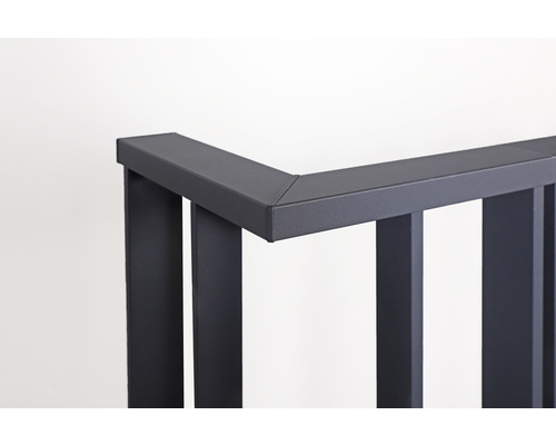 Detailaufnahme eines Metallzauns mit geraden Streben