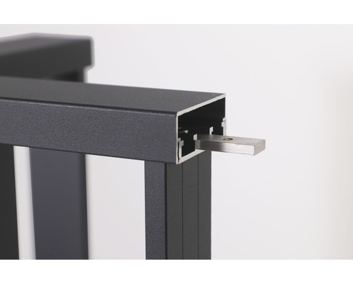 Detailaufnahme eines schwarzen Aluminiumzauns mit einem Metallverbinder.