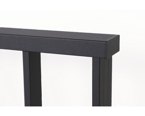 Detailaufnahme eines schwarzen Metallrahmens